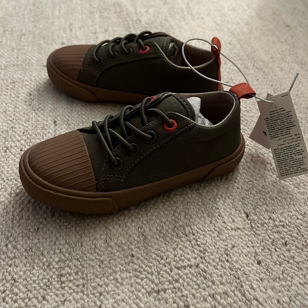 Brand new never torn toddler boy sneakers - size 7